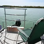 Botel Wohnen Auf Der Marina Lagovida, Hausboot Mit Sonnenterrassen Auf 20 Qm Grosspoesna